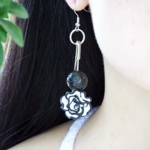 "Dark Rose" - Κρεμαστά σκουλαρίκια με λάβα και ασπρόμαυρα τριανταφυλλάκια - ημιπολύτιμες πέτρες, λουλούδι, κρεμαστά, γάντζος - 4