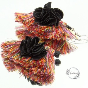 "Rainbow Black" - Κρεμαστά σκουλαρίκια με φούντες και μαύρο υφασμάτινο λουλούδι - ύφασμα, κεραμικό, κρεμαστά, γάντζος - 3