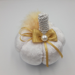 Μικρή διακοσμητική κολοκύθα με λευκό βελούδινο ύφασμα 10cm - ύφασμα, charms, βελούδο, διακοσμητικά, κολοκύθα