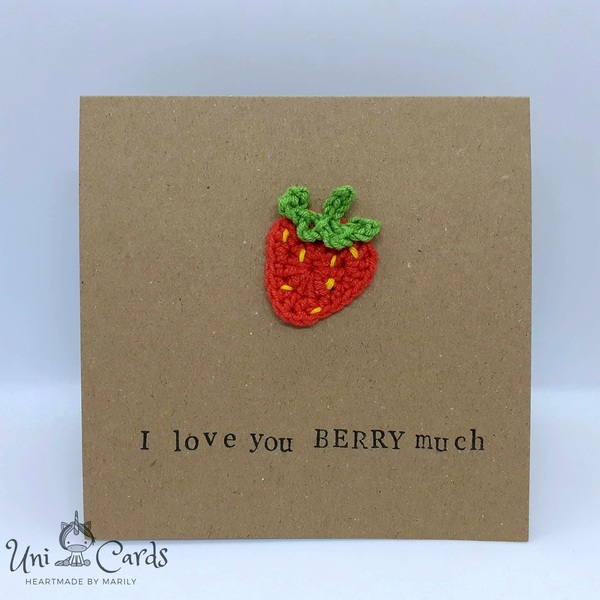 Κάρτα με πλεκτή φραουλίτσα - Love you berry much - γενέθλια, δώρα επετείου, αγ. βαλεντίνου, ευχετήριες κάρτες - 3