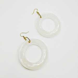 Λευκά σκουλαρίκια από υγρό γυαλί & ατσάλινα στοιχεία - γυαλί, κρεμαστά, μεγάλα, γάντζος, φθηνά