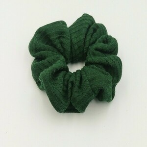 Λαστιχάκι για μαλλιά πράσινο πλεκτό scrunchies - ύφασμα, δώρο, μαμά, για τα μαλλιά, λαστιχάκια μαλλιών