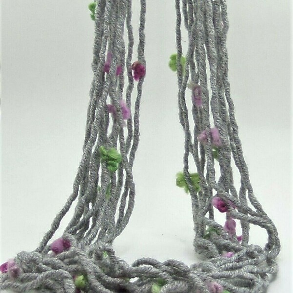 "Floral Knitting" - Μακρύ κολιέ από μαλλί σε χρώμα γκρι - ύφασμα, μακριά, λουλούδι, μεγάλα - 2