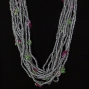 "Floral Knitting" - Μακρύ κολιέ από μαλλί σε χρώμα γκρι - ύφασμα, μακριά, λουλούδι, μεγάλα - 3