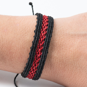 Unisex κόκκινο και μαύρο βραχιόλι μακραμε - Unisex red and black macrame bracelet - ύφασμα, μακραμέ, boho, χεριού, αυξομειούμενα - 2