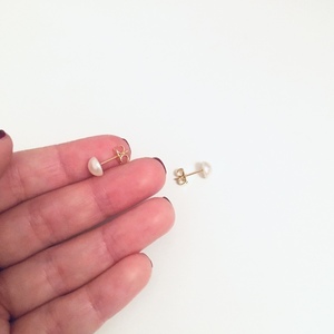 Σκουλαρίκια ατσάλινα με ακρυλική πέρλα - επιχρυσωμένα, καρφωτά, μικρά, ατσάλι, φθηνά - 3