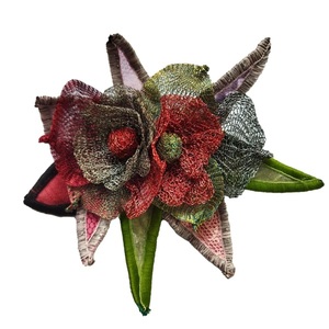 Χειροποίητη καρφίτσα με σύνθεση λουλουδιών από πλέγμα Τιτανίου ασημί-εκάιγ 13*12 εκ. - ύφασμα, λουλούδια, φύλλο, δώρα για δασκάλες