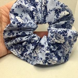 Υφασμάτινο λαστιχάκι scrunchie blue flowers - ύφασμα, κορίτσι, φλοράλ, για τα μαλλιά, λαστιχάκια μαλλιών - 2
