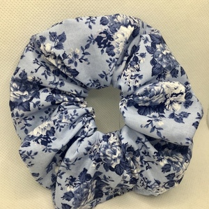Υφασμάτινο λαστιχάκι scrunchie blue flowers - ύφασμα, κορίτσι, φλοράλ, για τα μαλλιά, λαστιχάκια μαλλιών - 5
