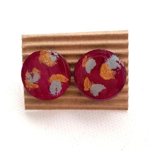 Stud earrings "Magenta abstract", στρογγυλό! - ξύλο, γυαλί, ζωγραφισμένα στο χέρι, καρφωτά, καρφάκι - 2