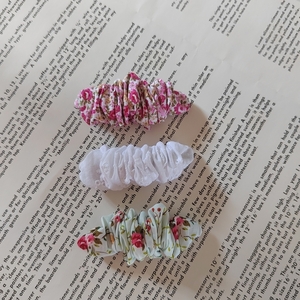 Χειροποίητη μπαρετα μαλλιών hair clip scrunchie με λουλουδάκια και μήκος 8 cm 1τμχ - ύφασμα, φλοράλ, για τα μαλλιά, δώρα για γυναίκες, hair clips - 3