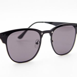 Γυαλιά ηλίου μαύρα μεταλλικά σε μοντέρνο σχεδιασμό με 100% UV προστασία από τον ήλιο - αλυσίδες, γυαλιά ηλίου, κορδόνια γυαλιών, θήκες γυαλιών - 2