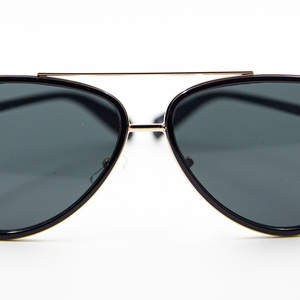 Γυαλιά ηλίου σε μαύρο χρώμα και μεταλλικό υλικό με 100% UV προστασία από τον ήλιο - αλυσίδες, γυαλιά ηλίου, κορδόνια γυαλιών, θήκες γυαλιών