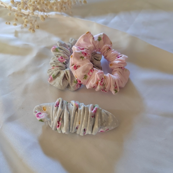 Χειροποίητα παιδικά υφασμάτινα scrunchies λαστιχάκια μαλλιών με ροζ και μέντας χρώμα με τριανταφυλλακια και πουα small size 2τμχ - κορίτσι, δώρο, λαστιχάκι, αξεσουάρ μαλλιών - 4