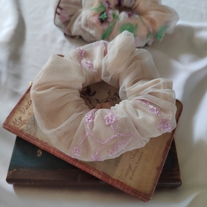 Χειροποιητο υφασμάτινο τουλινό scrunchie λαστιχάκι μαλλιών κοκαλάκι με διπλό ύφασμα μωβ ανθάκια 1τμχ medium size. - ύφασμα, λουλούδια, δώρα για γυναίκες, λαστιχάκια μαλλιών - 2