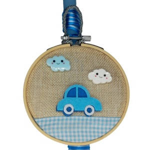 Λαμπάδα "Αυτοκίνητο στα σύννεφα" με διακοσμητικό καδράκι και κορδέλες άσπρο, μπλε και γαλάζιο χρώμα, αυτοκινητάκι, συννεφάκια - αγόρι, λαμπάδες, αυτοκινητάκια, για παιδιά, για μωρά
