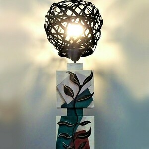 Ξύλινο ζωγραφισμένο φωτιστικό με πλεκτό καπέλο και γεωμετρικά μοτίβα- φύλλα. - πορτατίφ, διακόσμηση σαλονιού - 5