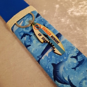 Μπλε αρωματική ανδρική λαμπάδα με ξύλινο μπρελοκ σανίδα του σερφ και καρχαριες . Διαστάσεις λαμπάδας 25x4.5 cm - αγόρι, λαμπάδες, για παιδιά, για ενήλικες, για εφήβους - 4