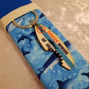 Μπλε αρωματική ανδρική λαμπάδα με ξύλινο μπρελοκ σανίδα του σερφ και καρχαριες . Διαστάσεις λαμπάδας 25x4.5 cm - αγόρι, λαμπάδες, για παιδιά, για ενήλικες, για εφήβους - 5
