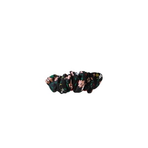 Χειροποίητη scrunchie υφασματινη βαμβακερη μπαρετα μαλλιών μαύρη με πολύχρωμα λουλούδια. 1τμχ 8cm - ύφασμα, κορίτσι, φλοράλ, δώρα για γυναίκες, hair clips