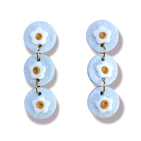 Κρεμαστά γαλάζια σκουλαρίκια από πολυμερικό πηλό με διακοσμητικές μαργαρίτες - λουλούδια, πηλός, κρεμαστά, καρφάκι