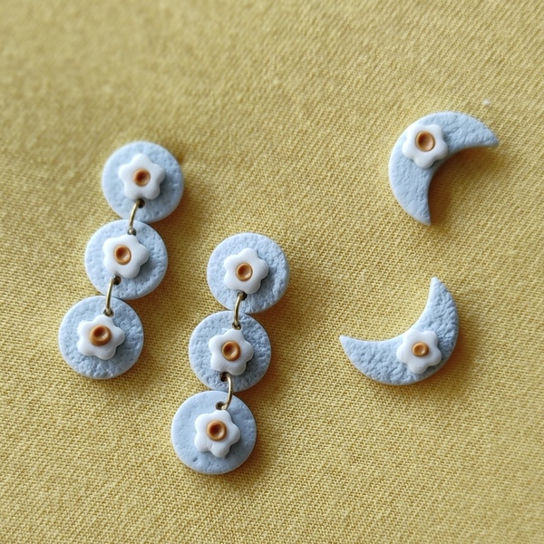 Κρεμαστά γαλάζια σκουλαρίκια από πολυμερικό πηλό με διακοσμητικές μαργαρίτες - λουλούδια, πηλός, κρεμαστά, καρφάκι - 3