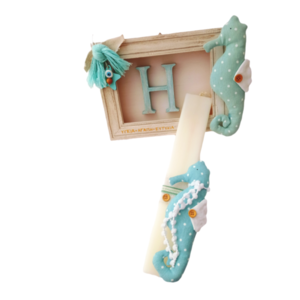 Λαμπάδα αρωματική 30εκ. & Καδράκι παιδικό ξύλινο 3D πάνινος φυστικί 22×16×3,2εκ. Ιππόκαμπος - αγόρι, λαμπάδες, σετ, μονογράμματα, για μωρά