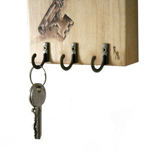 Χειροποίητη ξύλινη κλειδοθήκη με πυρογραφία "κλειδιά" 20x16cm - ξύλο, κλειδοθήκες - 3