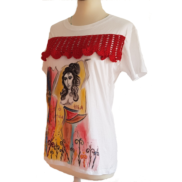 Συλλεκτικό ζωγραφισμένο στο χέρι γυναικείο T-shirt <Kretan Queen>, 100% βαμβάκι, με πλεκτό εργόχειρο, λευκό, κοντομάνικο: μέγεθος (L) - ζωγραφισμένα στο χέρι, 100% βαμβακερό - 2
