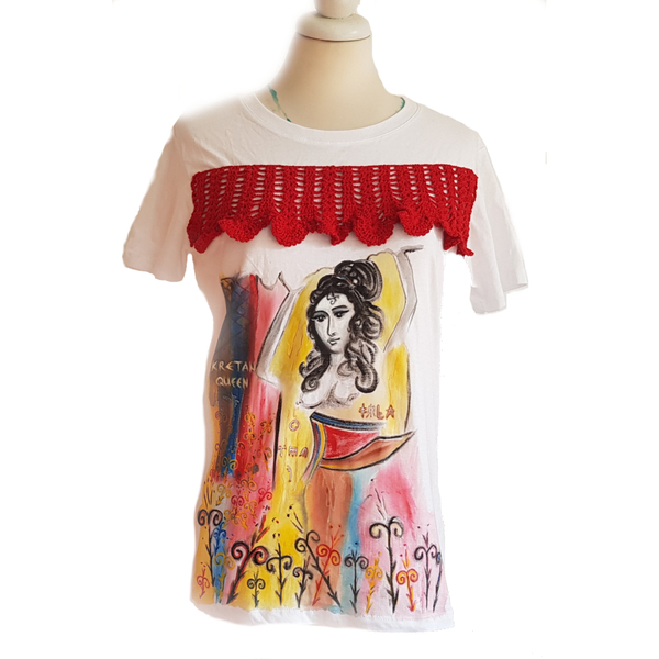 Συλλεκτικό ζωγραφισμένο στο χέρι γυναικείο T-shirt <Kretan Queen>, 100% βαμβάκι, με πλεκτό εργόχειρο, λευκό, κοντομάνικο: μέγεθος (L) - ζωγραφισμένα στο χέρι, 100% βαμβακερό - 4