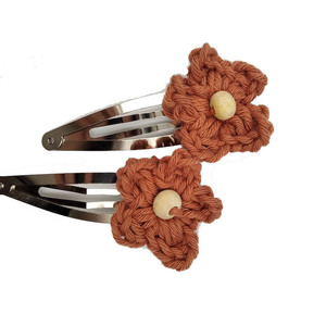 Σετ μεγάλα κλιπ μαλλιών με πλεκτό λουλούδι και ξύλινη χάντρα (2 τεμ.) - νήμα, crochet, hair clips, 100% βαμβακερό