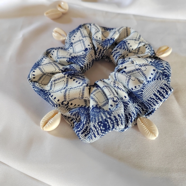 Χειροποιητο υφασμάτινο λαστιχάκι μαλλιών scrunchie κοκαλάκι μπλε ασπρο χρώμα με κοχύλια medium size 1τμχ - ύφασμα, κοχύλι, απαραίτητα καλοκαιρινά αξεσουάρ, δώρα για γυναίκες, λαστιχάκια μαλλιών - 2