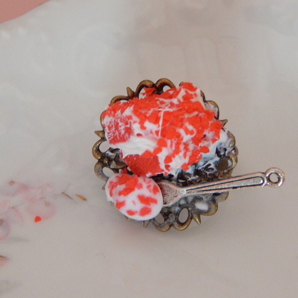 Κομμάτι τούρτας Red Velvet με κουταλάκι/ δαχτυλίδι /αυξομειούμενο /μεσαίο - πηλός, candy, αυξομειούμενα - 2