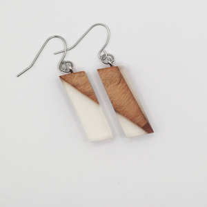 Σκουλαρίκια με ξύλο κερασιάς και διάφανο υγρό γυαλί - μήκος 2.8 εκ - ξύλο, γυαλί, μικρά, boho, κρεμαστά