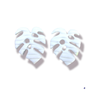 Λευκά σκουλαρίκια studs από πολυμερικό πηλό σε σχήμα φύλλου monstera - πηλός, φύλλο, κρεμαστά, καρφάκι - 5