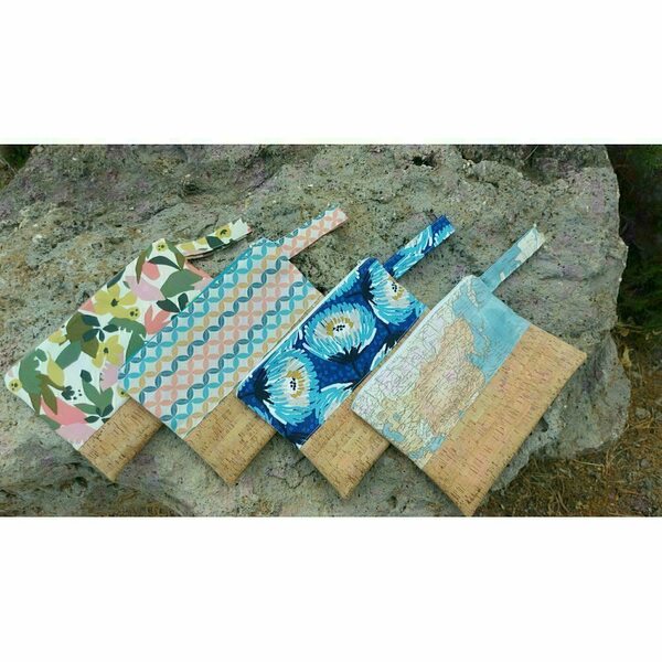 Τσαντάκι/νεσεσέρ με φελλό και ύφασμα μπλε μεγάλα άνθη 34×24εκ - ύφασμα, φάκελοι, φελλός, χειρός, τσαντάκια - 3