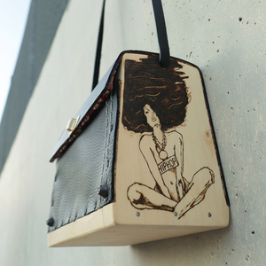 Afro hip woman - Δερμάτινη τσάντα, σκούρο κυπαρισσί, 15x10x22 - δέρμα, ξύλο, χιαστί, all day, μικρές
