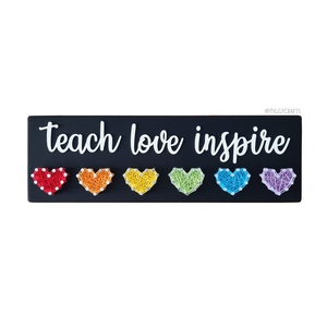 Ξύλινη πινακίδα με καρφιά & κλωστές - Δώρο για δασκάλα/ο (25x8cm) "Teach Love Inspire" - πίνακες & κάδρα, καρδιά, δώρα για δασκάλες