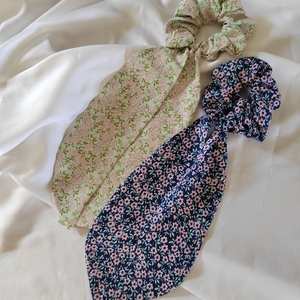 Χειροποιητο υφασμάτινο λαστιχάκι μαλλιών scarf scrunchie κοκαλάκι βισκοζη σε χρώμα μεντας με λουλουδάκια medium size 1τμχ - ύφασμα, δώρα για γυναίκες, λαστιχάκια μαλλιών - 2