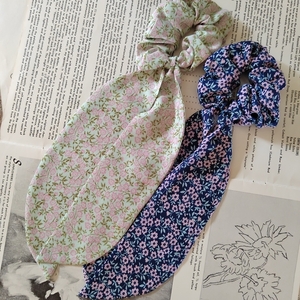 Χειροποιητο υφασμάτινο λαστιχάκι μαλλιών scarf scrunchie κοκαλάκι βισκοζη σε χρώμα μεντας με λουλουδάκια medium size 1τμχ - ύφασμα, δώρα για γυναίκες, λαστιχάκια μαλλιών - 3