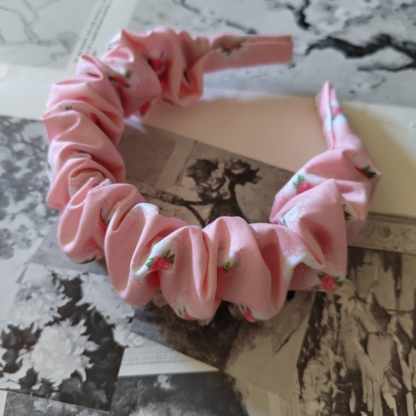 Χειροποίητη scrunchie στέκα μαλλιών υφασμάτινη με βαμβακερο ύφασμα με τριανταφυλλακια σε ροζ βάση με μήκος 40 cm 1 τμχ - ύφασμα, vintage, τριαντάφυλλο, στέκες μαλλιών παιδικές, στέκες - 2