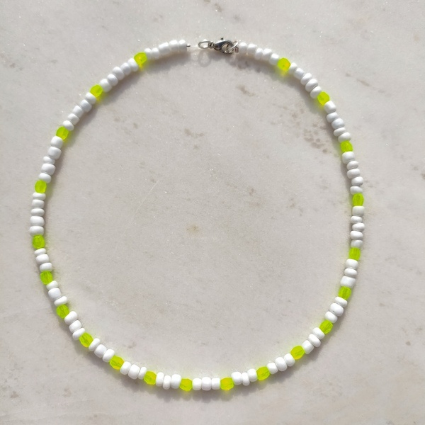 Neon κολιέ με λευκές και κιτρινοπρασινες χάντρες, pride necklace - τσόκερ, χάντρες, κοντά, candy