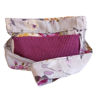 Γυναικεία χειροποίητη τσάντα ώμου μωβ πλεκτή με βελονάκι επενδυμένη με ύφασμα με λουλούδια - ύφασμα, νήμα, ώμου, φλοράλ, πλεκτές τσάντες