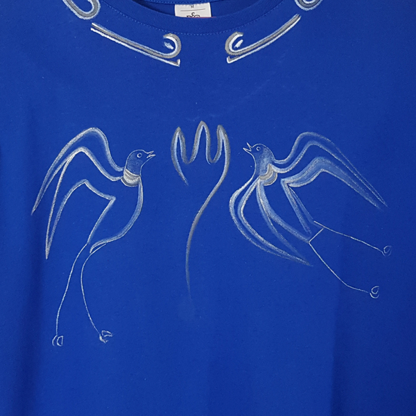 Η Ελλάδα σε απλά σύμβολα. Ζωγραφισμένο στο χέρι, μπλε κοντομάνικο ανδρικό μπλουζάκι . Μέγεθος (Μ). 100% βαμβάκι. - ζωγραφισμένα στο χέρι, 100% βαμβακερό - 4