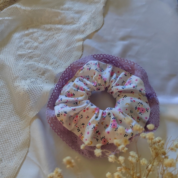 Χειροποιητο υφασμάτινο βαμβακερό scrunchie λαστιχάκι μαλλιών κοκαλάκι με λουλουδάκια ασπρο με λιλά ραμμένη δαντέλα 1τμχ medium size. - ύφασμα, δαντέλα, λουλούδια, λαστιχάκια μαλλιών - 3
