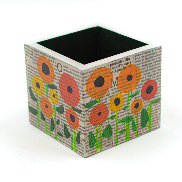 Ξύλινο τετράγωνο δοχείο - με εφημερίδα και ζωγραφισμένα λουλούδια - ξύλο, οργάνωση & αποθήκευση