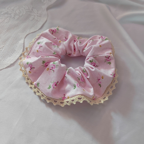 Χειροποιητο υφασμάτινο βαμαβακερο ροζ λαστιχάκι μαλλιών scrunchies κοκαλάκι με τριανταφυλλακια και δαντέλα 1τμχ medium size - ύφασμα, δαντέλα, κορίτσι, λουλούδια, λαστιχάκια μαλλιών - 2