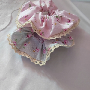 Χειροποιητο υφασμάτινο βαμαβακερο ροζ λαστιχάκι μαλλιών scrunchies κοκαλάκι με τριανταφυλλακια και δαντέλα 1τμχ medium size - ύφασμα, δαντέλα, κορίτσι, λουλούδια, λαστιχάκια μαλλιών - 4
