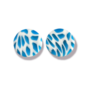 Statement studs από πολυμερικό πηλό με μοτίβο μωσαϊκού σε λευκό και διαφανές μπλε, σε κυκλικό σχήμα - μοντέρνο, ορείχαλκος, κύκλος, πηλός, πρωτότυπο, καρφωτά