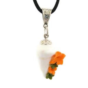 Κολιέ με Κοχύλι σε Λευκό Χρώμα 3,5χ 2,4 εκ. Λουλούδια πορτοκαλι και πρασινο χρωματα Πολυμερικος Πηλος- Μηκος 44 εκ. μαυρο κορδονι - κοχύλι, πηλός, κοντά, λουλούδι, μενταγιόν